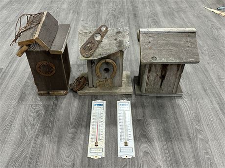 3 VINTAGE BIRDHOUSES & 2 THERMOMETERS (10”X14” LARGEST)