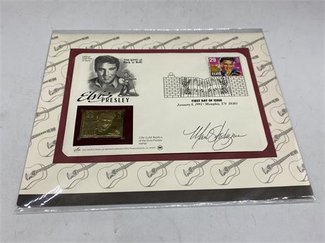 ELVIS PRESLEY 22CT GOLD STAMP FIRST DAY COVER, SIGNED BY THE STAMP DESIGNER