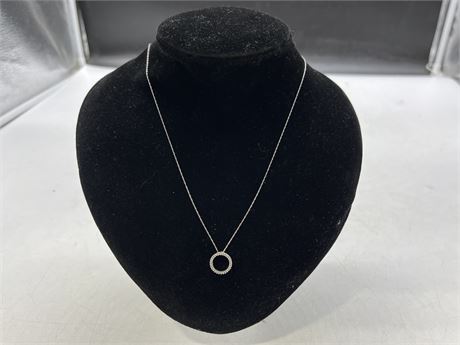 10KT WHITE GOLD NECKLACE WITH 10KT WHITE GOLD PENDENT 19”
