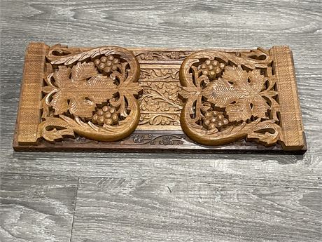 BEAUTIFUL VINTAGE WOODEN HAND CARVED EXTENDABLE BOOK HOLDER EXTENDS FROM 16”-27”