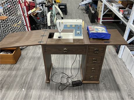 1970s SINGER SEWING MACHINE W/STAND & ACCESSORIES