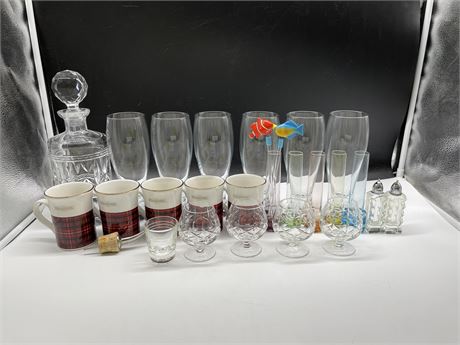GLASS LOT INCLUDING: 6 BEER GLASSES, 5 SHOT GLASSES, 4 BRANDY GLASSES, ETC