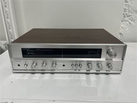 SANYO STEREO RECEIVER DCX 1000K - POWERS UP