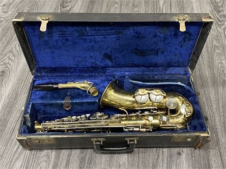 SAXOPHONE OLDS & SON “THE PARISIAN AMBASSADORS” IN CASE