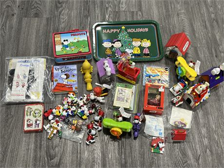 LARGE LOT OF SNOOPY / PEANUTS COLLECTABLES & DECORATIONS