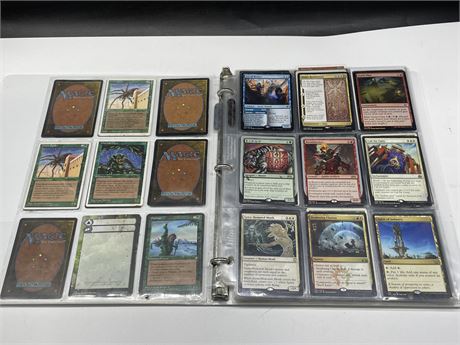 BINDER OF MAGIC THE GATHERING CARDS