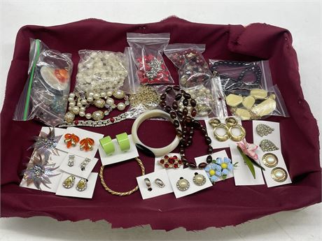 FLAT OF MISC JEWELRY INCL: NECKLACES, BAGLES, EARRINGS, BROACHES, ETC