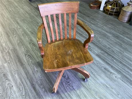 VINTAGE ROLLING ROCKING CHAIR