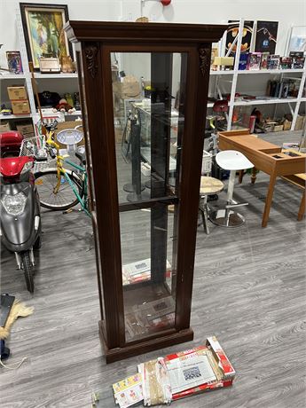 6FT DISPLAY CASE W/LIGHT AND ALL GLASS PIECES