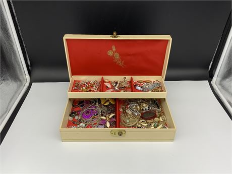 LARGE VINTAGE CASE W/VARIOUS JEWELRY CONTENTS