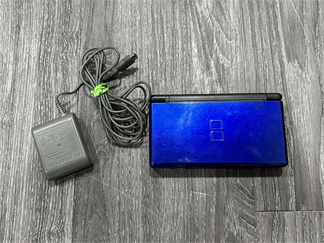 NINTENDO DS LITE W/CHARGER - POWERS UP