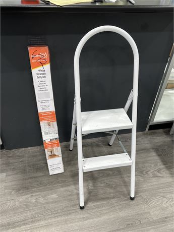 WHITE STEPPING STOOL W/ HANDLE & RETRACTABLE SAFTEY GATE