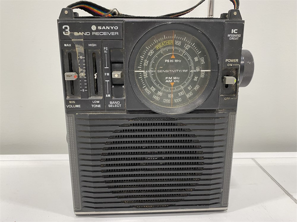 Urban Auctions - VINTAGE SANYO RADIO