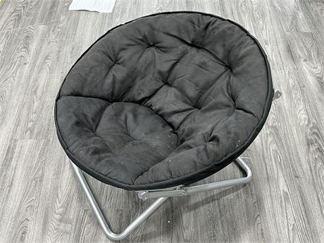 COLLAPSABLE CUSHIONED CHAIR