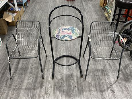 2 WIRE MESH VINTAGE LAWN CHAIRS & VINTAGE BAR STOOL