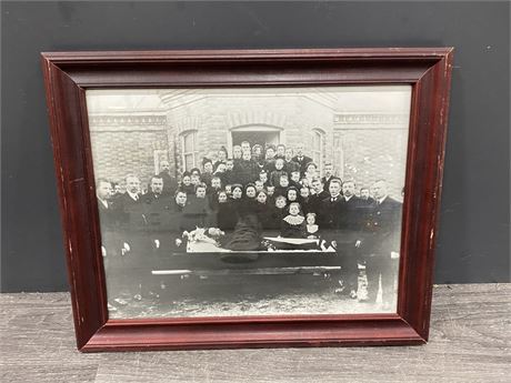 ANTIQUE FUNERAL PHOTO W/ ALL NAMES ON BACK (16.5”x13.5”)