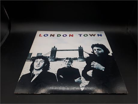 LONDON TOWN - VERY GOOD CONDITION (SLIGHTLY SCRATCHED) - VINYL