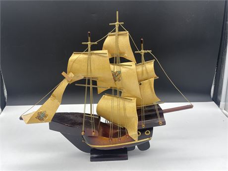 VINTAGE DECORATIVE SHIP LAMP - NO BULB - 16”x13”