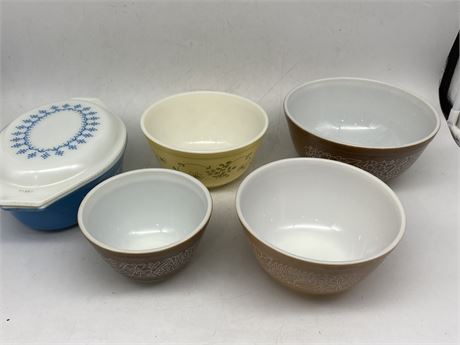 6 PIECES OF PYREX DISHES