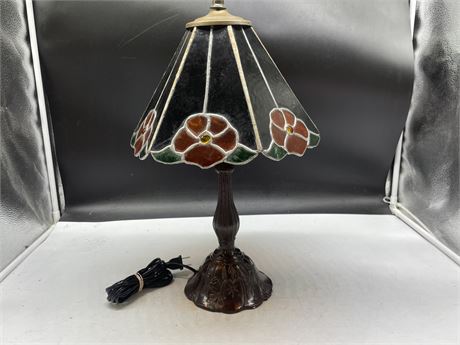 STAINED GLASS TABLE LAMP 17”