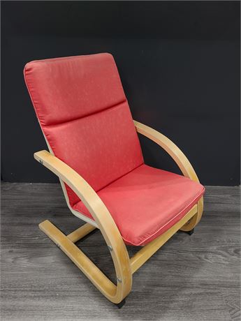 CHILDRENS WOOD CHAIR