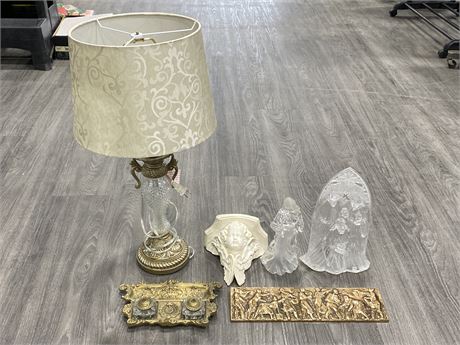 COLLECTABLES / DECOR LOT - VINTAGE BRASS INK STAND, LAMP (26”), ETC.