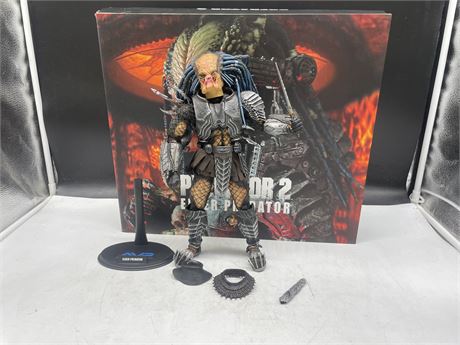 HOT TOYS SCAR PREDATOR FIGURE WITH BOX & SOME ACCESSORIES