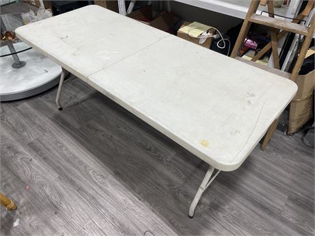 COLLAPSABLE TABLE (6ft long)