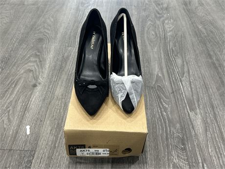 RETAIL $49 (NEW) LE CHÂTEAU HIGH HEELS - SIZE 6