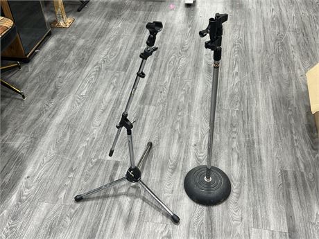2 MICROPHONE STANDS