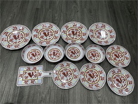 SUR LA TABLE RED ROOSTER MELAMINE DINNER PLATES, BOWLS, SIDE PLATES & CUTTING