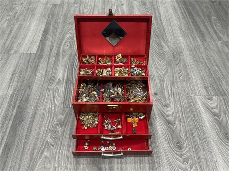 JEWELRY BOX OF VINTAGE CUFF LINKS, TIE CLIPS & ECT