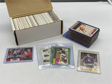 1960/70S HOCKEY CARDS & BOX OF SPORTS CARDS