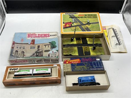 LOT OF HO SCALE TRAIN COLLECTABLES
