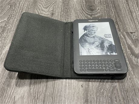 AMAZON KINDLE BOOK READER & CASE, UNTESTED, NEEDS CHARGING (As is)