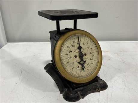 VINTAGE PELOUZE SCALE & MFG CO. FAMILY SCALE (8” tall)