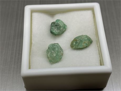 GENUINE COLOMBIAN EMERALD CRYSTAL SPECIMENS - 5CT