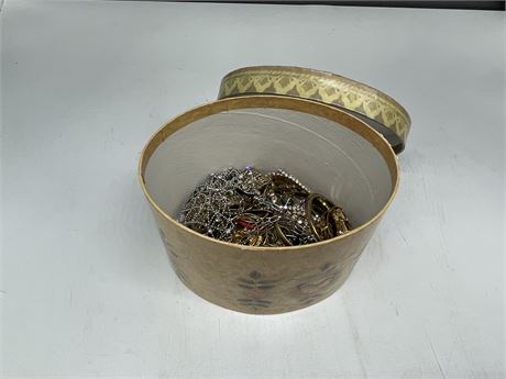 LOT OF JEWELRY IN OVAL BOX