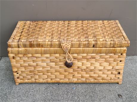 WICKER STYLE CHEST (29"x13"Dm - 13"Height)