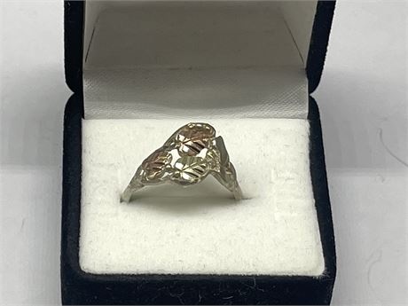 STERLING SILVER RING WITH BLACK FOREST GOLD LEAVES