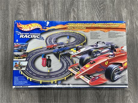 COMPLETE 2001 HOT WHEELS BATTERY POWERED RACING SET
