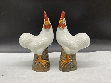 SIGNED VINTAGE IMPRESSED MARK PAIR OF POTTERY ROOSTERS (8.5”)