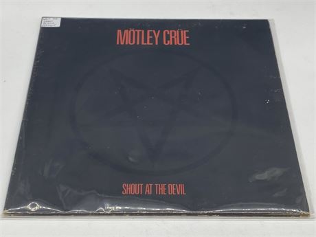 MOTLEY CRÜE - SHOUT AT THE DEVIL W/OG INNER SLEEVE / GATEFOLD - VG+