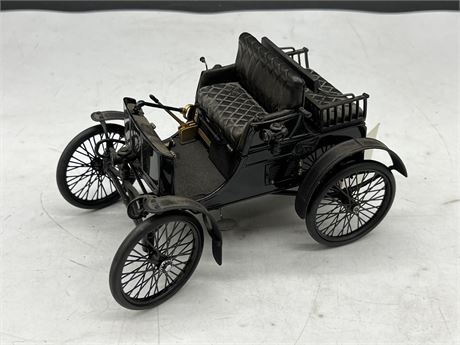 FRANKLIN MINT 1:16 SCALE DIECAST 1899 PACKARD (7” wide)