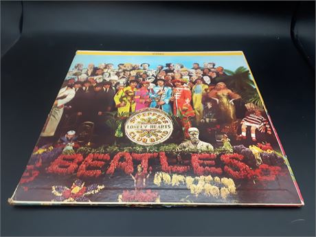BEATLES - SGT PEPPERS (RARE MONO VERSION W/CARDBOARD CUTOUTS) SLIGHTLY SCRATCHED
