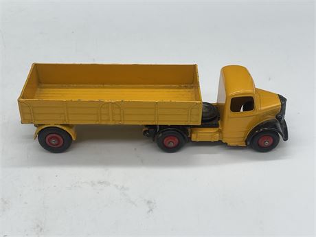 DINKY BEDFORD TRUCK AND TRAILER (6.5” LONG)