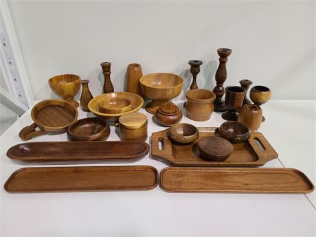 A LOT OF HIGH QUALITY WOODEN KITCHEN WARE & TABLE DECORATIONS