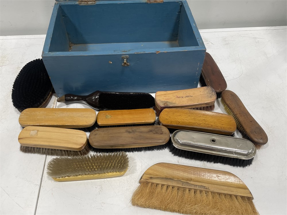 Urban Auctions - VINTAGE PAINTED WOOD BOX - FULL OF VINTAGE BRUSHES