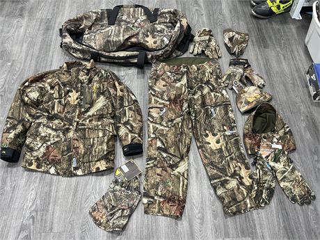 HUNTING APPAREL W/BAG - PANTS, JACKET, GLOVES, TOQUES (Some new)