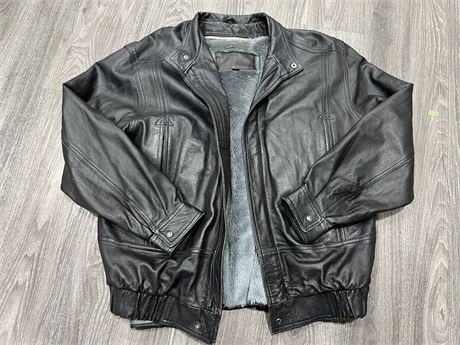 LADIES LARGE LEATHER JACKET MADE IN ITALY BY LES JACQUES, INCLUDES LINER
